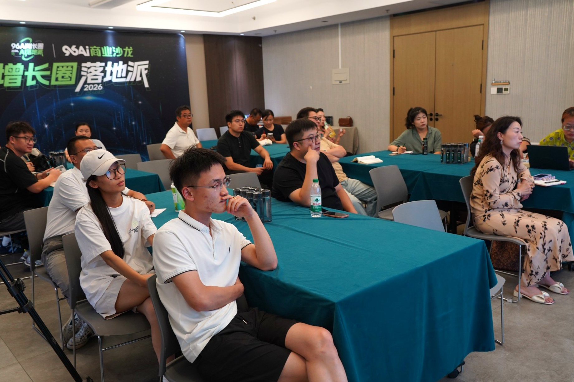 企业怎么用AI做实用工具?先把一个重复业务流程跑通