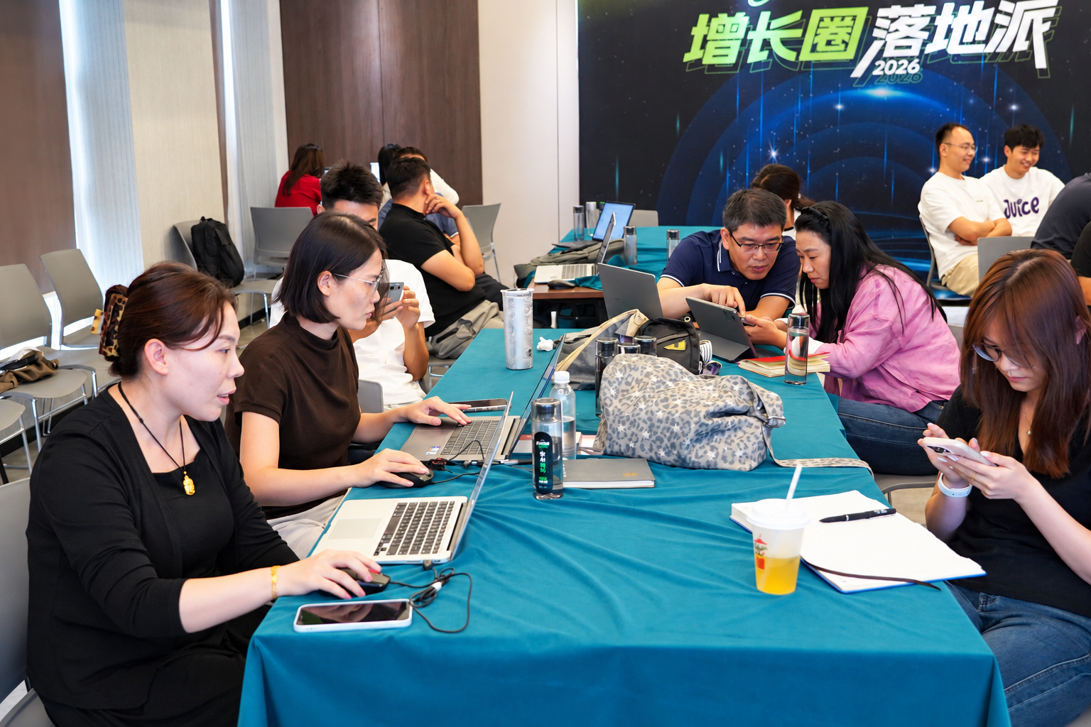 96AI增长圈第24期沙龙讲师辅助学员现场实操